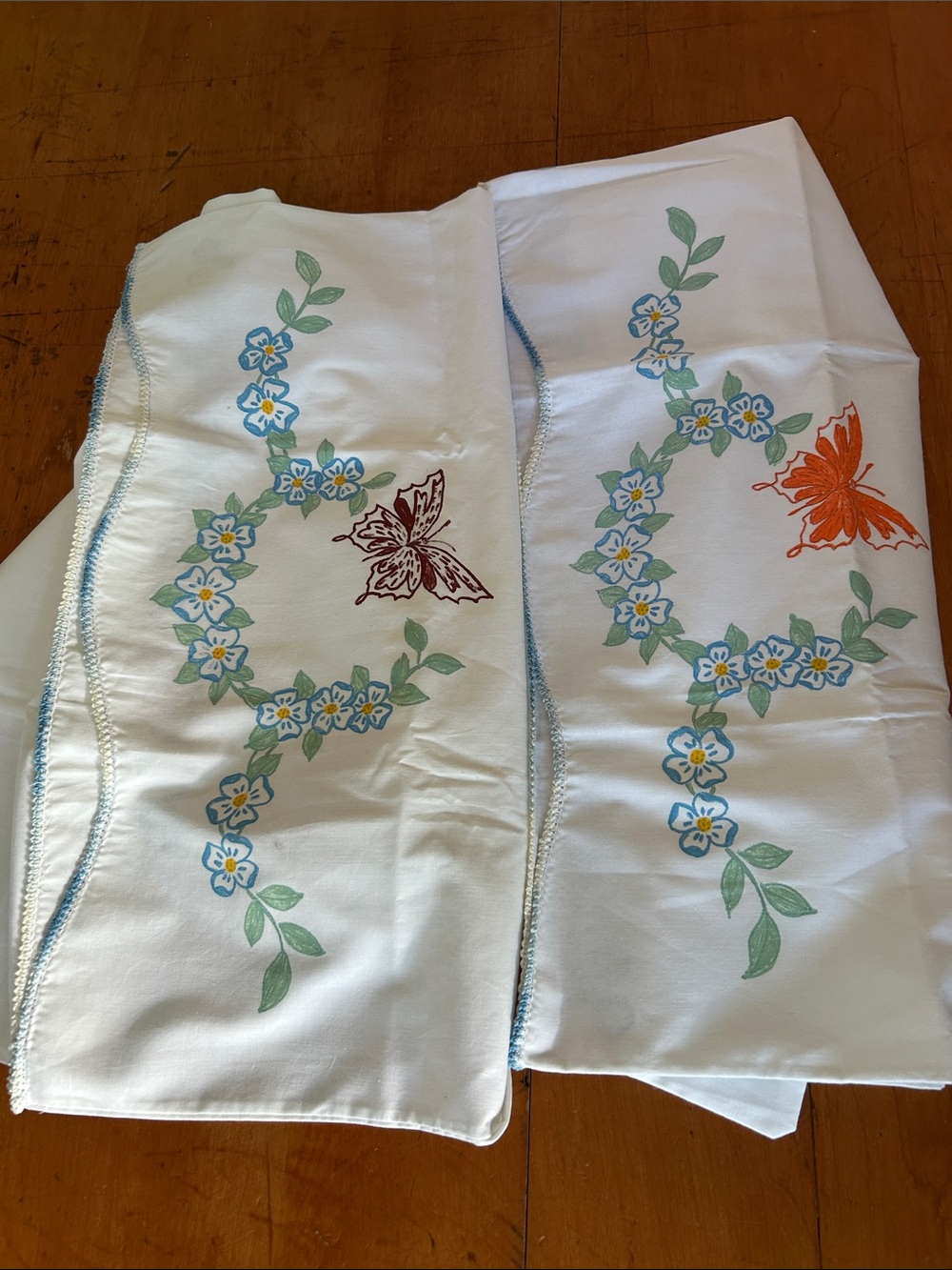 Vintage white pillowcase set Butterflies & Flowers paint and embroidered 1970s - Picture 3 of 6